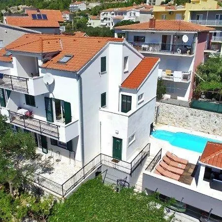 アパート Jadran オミシュ