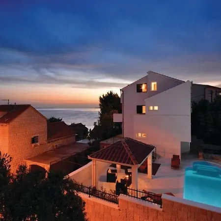 アパート Jadran オミシュ