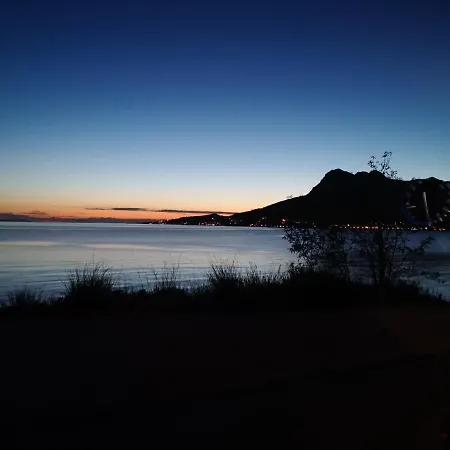 アパート Jadran オミシュ